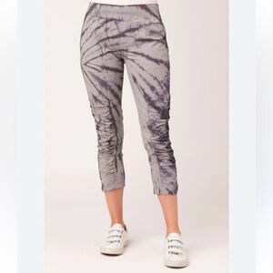 XCVI WEARABLES Geyser Crop in Ophidian
Gray Tie-Dye Cropped Pants Size S